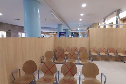 Imágenes de las salas de espera del Arnau y Santa Maria con cintas en las sillas para mantener la distancia de seguridad entre los pacientes.