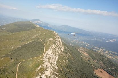Antes de volar se adoptan las medidas de seguridad, como tomar la temperatura.