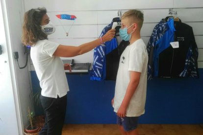 Antes de volar se adoptan las medidas de seguridad, como tomar la temperatura.