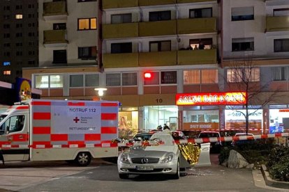 Policías alemanes cerca de la escena del crimen xenófobo perpetrado en Hanau.