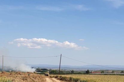Les obres de l’esplanada de l’abocador de Montoliu, llesta per als treballs de construcció de la planta. A la dreta, estassada per a la modernització de l’Horta de Pinyana.
