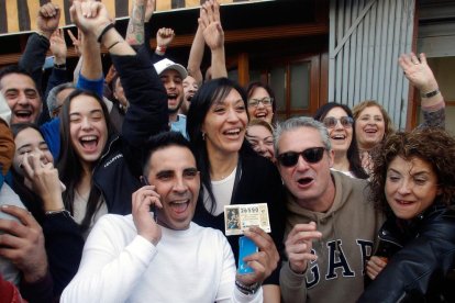Un grupo de personas celebrando ayer el premio Gordo delante del centro aragonés El Cachirulo de Reus.