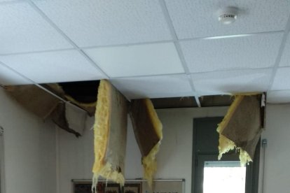 L’aigua va enfonsar un fals sostre del Grup Alba.