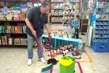 L’aigua va enfonsar un fals sostre del Grup Alba.