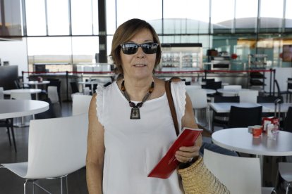 Los primeros viajeros que aterrizaron ayer en Alguaire en el vuelo que llegó desde Maó.