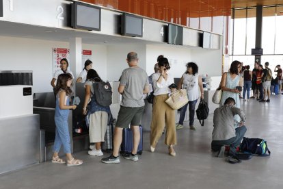 Los primeros viajeros que aterrizaron ayer en Alguaire en el vuelo que llegó desde Maó.