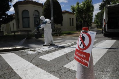Un operari desinfecta l’entrada de l’hospital Santa Maria.