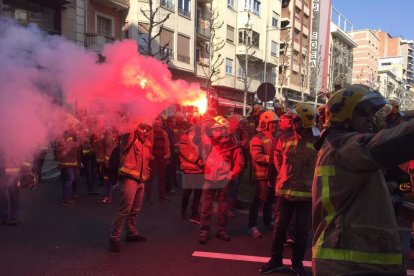 La protesta de los bomberos, ante la delegación del Govern