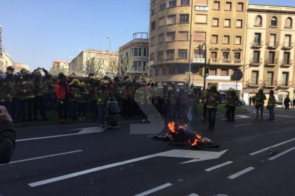 Los bomberos encienden un fuego ante la delegación del Govern.