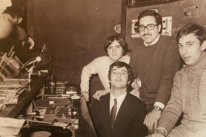 Josep Maria Panadés (hijo del fundador), ayer con el alcalde, Bernat Solé, y el historiador Jordi Creus.