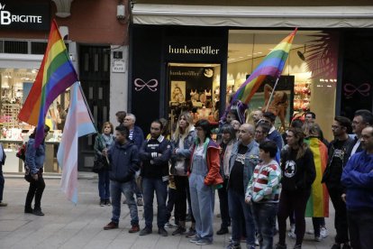 Colors de Ponent organizó una concentración ante la Paeria con motivo del Día contra la LGTBIfobia.