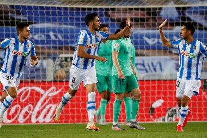 Jugadors de la Reial Societat celebren el gol de Merino, que donava esperances a la Reial.