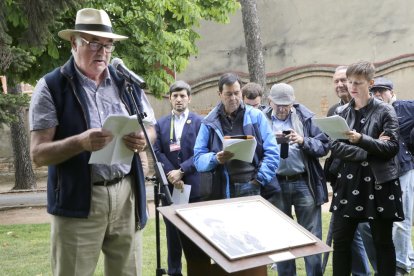 Un centenar de personas se congregaron ayer en los Jardins George Orwell del Hospital Santa Maria de Lleida para homenajear al escritor.