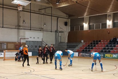 César Candanedo y un compañero se disponen a poner la bola en juego, en una acción del partido de ayer.