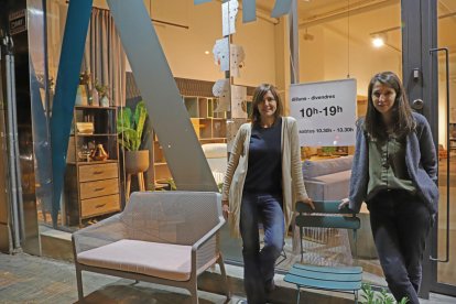 Sara i Rosa treballen en una botiga que cada dia tanca a les 19.00 h.