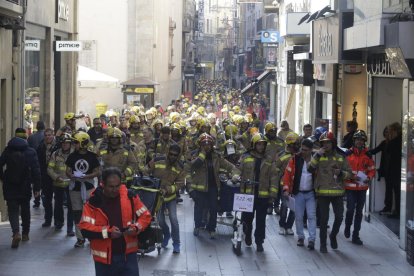 Ante la delegación del Govern quemaron material obsoleto y tiraron huevos a la fachada del edificio.