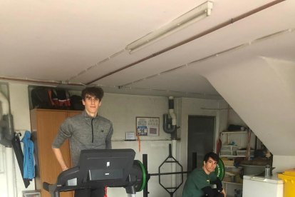 Miquel Travé ha hagut d’apartar la piragua, al fons, i dedicar-se a l’apartat físic al seu garatge.