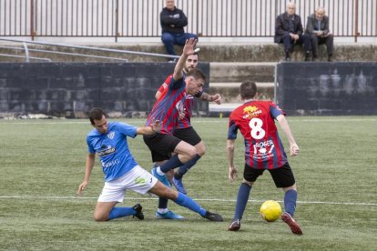 Un jugador del Tàrrega i un altre de l’Alcarràs es disputen una pilota aèria, ahir durant el derbi.