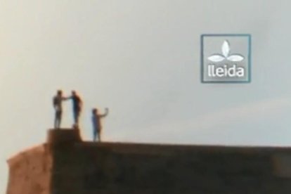 Els tres joves fent-se la selfie a la Seu Vella.
