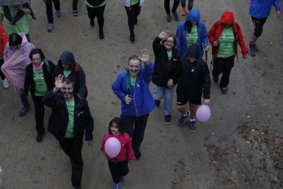Los participantes en la caminata con motivo del Día Mundial contra el Cáncer de Mama fueron preparados con paraguas e impermeables para soportar la lluvia.