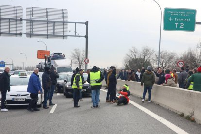 El portaveu de l’Asociación Profesional Élite Taxi Tito Alvarez s’adreça als seus companys durant una assemblea.