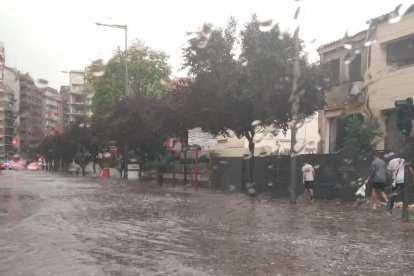 Una forta tempesta inunda carrers i tomba arbres a Lleida