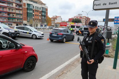 Un policia en un dels controls sobre els vehicles que deixen la ciutat en ple estat d’alarma.
