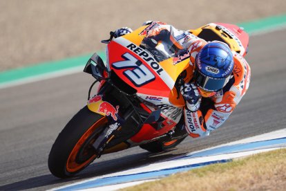 Marc Márquez, ayer en el circuito de Jerez, saludando desde una moto.
