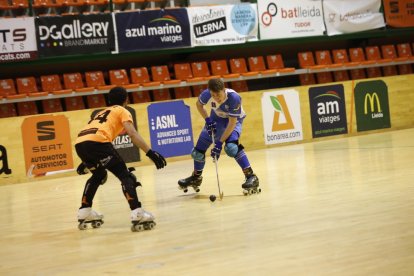 Àlex Joseph, un dels nous fitxatges del Llista, supera Pol Vives en una acció del partit d’ahir.