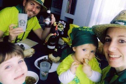 Una familia de la colla Xurts Artistes, de celebración.