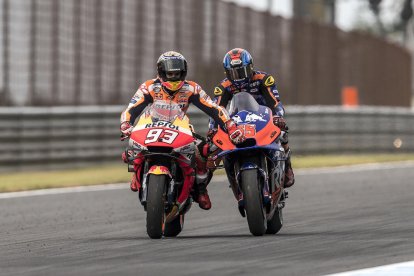 Marc Màrquez y todo su equipo, junto al excampeon mundial Jim Redman, a lomos de la moto que pilotó en su época, festejan el título mundial de constructores que dieron a Honda, precisamente en su circuito.