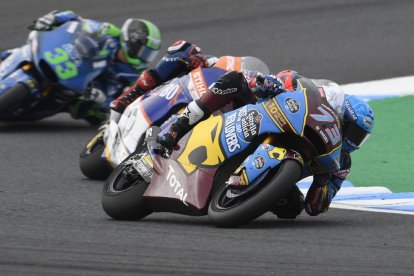 Marc Màrquez y todo su equipo, junto al excampeon mundial Jim Redman, a lomos de la moto que pilotó en su época, festejan el título mundial de constructores que dieron a Honda, precisamente en su circuito.