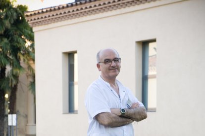 Fina Masip, a qui li van diagnosticar al·lèrgia al pol·len fa 30 anys, viu a prop del parc de la Mitjana.