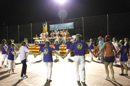 Diversos nens aprenent a ballar sardanes durant una trobada del curs Saltem i Ballem de Bellpuig.