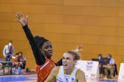 La belga Geldof, defensada per la guineana Camara, va completar un altre gran partit.