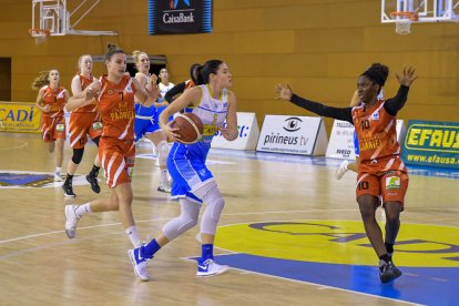 La belga Geldof, defensada per la guineana Camara, va completar un altre gran partit.