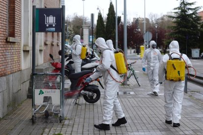 Operarios desinfectando esta semana una estación de tren en plena crisis del coronavirus.
