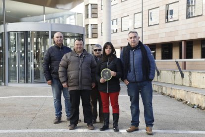 Agustí Barri, a la izquierda en primera línea, y Pere Roqué, a la derecha, ayer antes de entrar en el juicio.