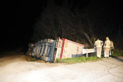 El camión de cerdos que volcó cerca de la N-240 en Juneda.