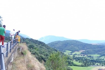 Imagen del lugar donde se produjo la caída (i) y del rescate del herido (d).