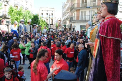 Un grup de participants en el Tros Food Vall del Corb degustant cervesa artesana.