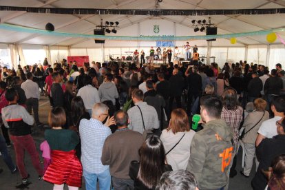Un grup de participants en el Tros Food Vall del Corb degustant cervesa artesana.