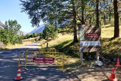 A l’esquerra, estany de Sant Maurici i els Encantats des del mirador de l’estany. A dalt, l’embassament de Cavallers i al costat, la tanca del pàrquing de Cavallers, complet aquesta setmana.