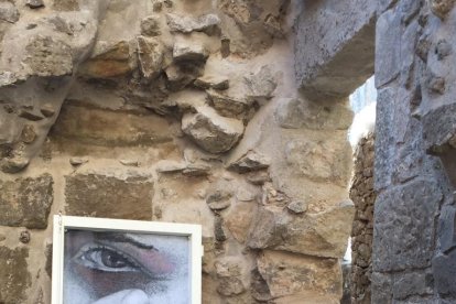 Las tres artistas han distribuido obras por Lo Carreró de Montgai.
