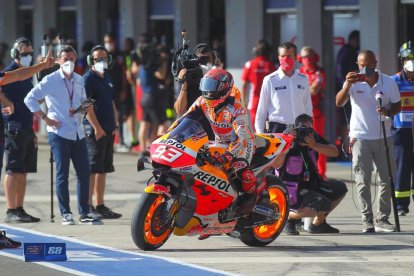 Marc fa estirades amb el braç dret que li va ser operat dimarts passat.