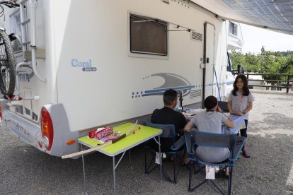 Turistes de Lleida al restaurant del càmping La Noguera de Sant Llorenc de Montgai.