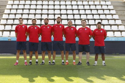 Jugadores y técnicos del Lleida Esportiu, ayer en el Camp d’Esports, antes del último entrenamiento previo al desplazamiento a Valencia.