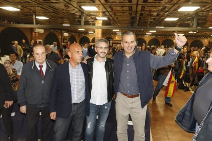 El cordón policial evitó que los concentrados se acercaran al hotel, aunque la carretera quedó cortada.