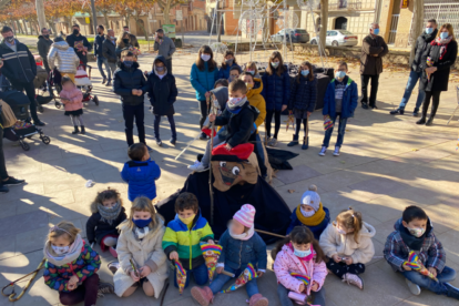Els veïns d’Ivars d’Urgell van decorar ahir el tió de Nadal.