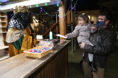 Els veïns d’Ivars d’Urgell van decorar ahir el tió de Nadal.
